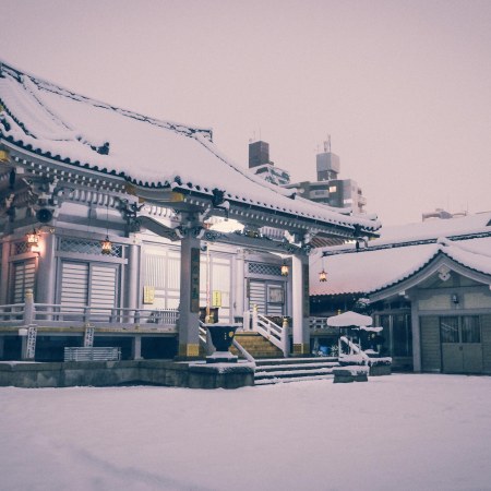 Snowing in Tokyo temple